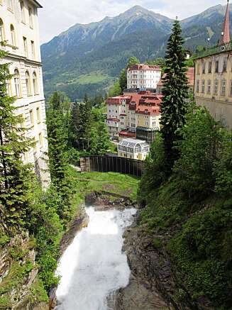 UTGANGSPUNKT: Kur og skistedet Bad Gastein med sine rundt 4000 fastboende er utgangspunkt for fjellvandringen. UTGANGSPUNKT: Kur og skistedet Bad Gastein med sine rundt 4000 fastboende er utgangspunkt for fjellvandringen.