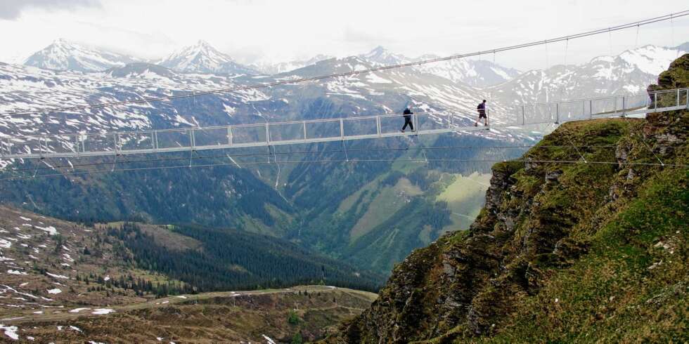 HENGEBRUEN: Det første som møter meg da jeg stiger ut av gondolbanen Stubnerkogel bahn er Europas høyest beliggende hengebru på 2300 meter over havet. Det blir som å spenne en bru mellom toppen av Galdhøpiggen og Glittertind. HENGEBRUEN: Det første som møter meg da jeg stiger ut av gondolbanen Stubnerkogel bahn er Europas høyest beliggende hengebru på 2300 meter over havet. Det blir som å spenne en bru mellom toppen av Galdhøpiggen og Glittertind.