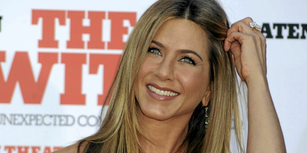 OVER GRENSEN: Jennifer Aniston går fortsatt i korte kjoler og skjørt, selv om hun er 42. OVER GRENSEN: Jennifer Aniston går fortsatt i korte kjoler og skjørt, selv om hun er 42.