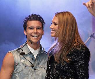 HET DUETT: Den svenske popstjernen Eric Saade elsker å omgi seg med vakre kvinner. For kort tid siden sang han med Tone i Eskilstuna. HET DUETT: Den svenske popstjernen Eric Saade elsker å omgi seg med vakre kvinner. For kort tid siden sang han med Tone i Eskilstuna.