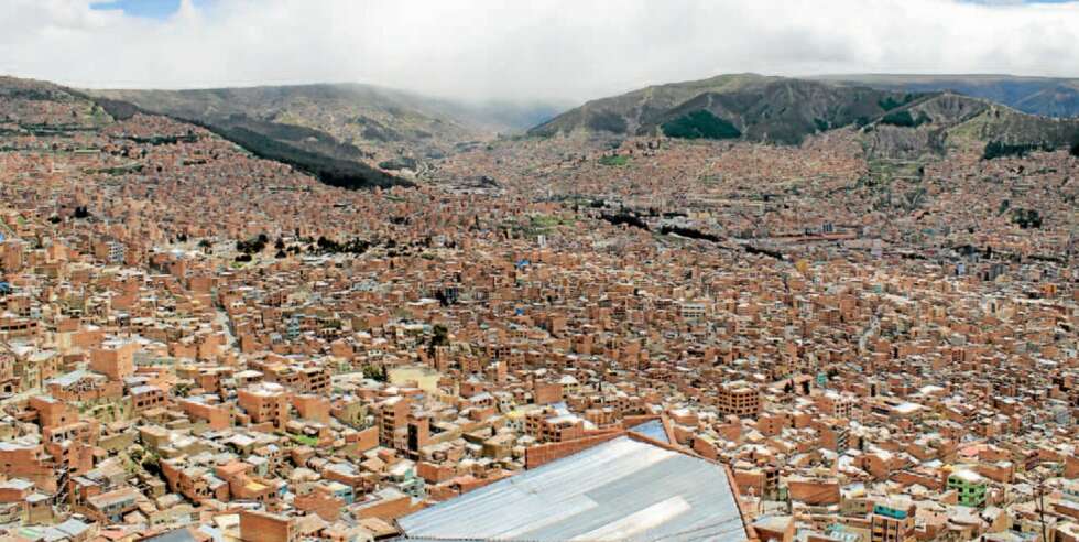 El Alto begynte som et slumstrøk. Innvandring fra Bolivias utarmede landsbygd førte til så hurtig befolkningsvekst at området ble skilt ut som egen by i 1987. El Alto begynte som et slumstrøk. Innvandring fra Bolivias utarmede landsbygd førte til så hurtig befolkningsvekst at området ble skilt ut som egen by i 1987.
