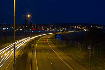 VEIKRYSS: Biler som passerer i mørket blir til lysende streker, når du bruker lang nok lukkertid. VEIKRYSS: Biler som passerer i mørket blir til lysende streker, når du bruker lang nok lukkertid.
