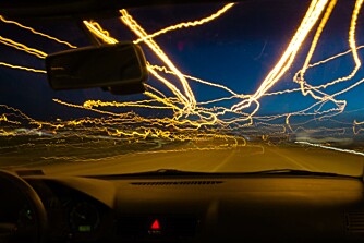BILFOTO: Ved å montere et kamera i nakkestøtten, og kjøre rundt i 30 sekunder mens bildet ble eksponert, oppnådde vi denne effekten. BILFOTO: Ved å montere et kamera i nakkestøtten, og kjøre rundt i 30 sekunder mens bildet ble eksponert, oppnådde vi denne effekten.