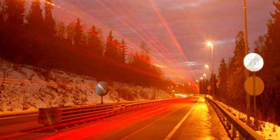 HØYERE FART: Fartsgrensen på E134-strekningen mellom Drammen og Mjøndalen (bildet) ble oppjustert fra 70 til 90 km/t før jul. Meningen er at stadig flere midtdelte strekninger skal få tilsvarende oppjustering. HØYERE FART: Fartsgrensen på E134-strekningen mellom Drammen og Mjøndalen (bildet) ble oppjustert fra 70 til 90 km/t før jul. Meningen er at stadig flere midtdelte strekninger skal få tilsvarende oppjustering.