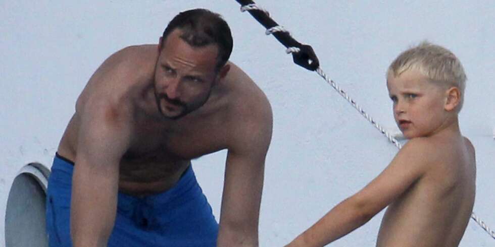 BADENYMFER: Pappa Haakon og Sverre Magnus storkoste seg med bading fra Kongeskipet i Middelhavet. Kronprinsen, som fyller 39 år denne uken, viste frem sin godt trente kropp. BADENYMFER: Pappa Haakon og Sverre Magnus storkoste seg med bading fra Kongeskipet i Middelhavet. Kronprinsen, som fyller 39 år denne uken, viste frem sin godt trente kropp.