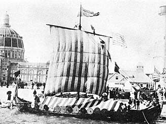 «Viking» ligger med heist seil og full flaggføring ved kai foran verdensutstillingen i Chicago. «Viking» ligger med heist seil og full flaggføring ved kai foran verdensutstillingen i Chicago.