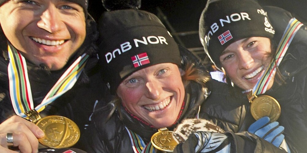 VM I RUSSLAND: Fra venstre Ole Einar Bjørndalen, Tora Berger, Ann Kristin Aafedt Flatland og Tarjei Bø (foran), som fikk gullmedalje etter seieren i mixed stafett under VM i skiskyting i Kanthy-Mansijsk i Sibir i Russland torsdag kveld. VM I RUSSLAND: Fra venstre Ole Einar Bjørndalen, Tora Berger, Ann Kristin Aafedt Flatland og Tarjei Bø (foran), som fikk gullmedalje etter seieren i mixed stafett under VM i skiskyting i Kanthy-Mansijsk i Sibir i Russland torsdag kveld.