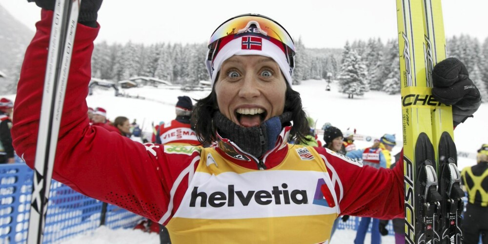 JUBLENDE: Marit Bjørgen i kjent vinnerstil - her etter 10 km klassisk for kvinner under verdenscuprennet i Davos, Sveits. JUBLENDE: Marit Bjørgen i kjent vinnerstil - her etter 10 km klassisk for kvinner under verdenscuprennet i Davos, Sveits.
