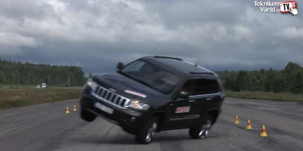 NESTEN-VELT: Det var kun rask reaskjon fra føreren som gjorde at Jeep Grand Cherokee ikke havnet på taket første gang Teknikens Värld kjørte en elgtest. NESTEN-VELT: Det var kun rask reaskjon fra føreren som gjorde at Jeep Grand Cherokee ikke havnet på taket første gang Teknikens Värld kjørte en elgtest.