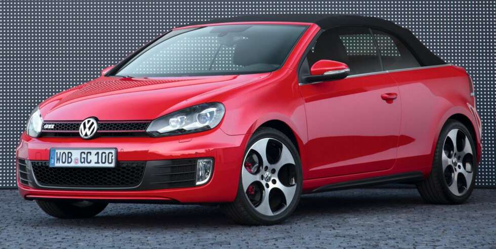 SMART: Kabrioleten bruker et enkelt foldetak av lerret i stedet for et i stål, noe som gjør den bare 180 kg tyngre enn tredørs-GTI-en. Foto: VW SMART: Kabrioleten bruker et enkelt foldetak av lerret i stedet for et i stål, noe som gjør den bare 180 kg tyngre enn tredørs-GTI-en. Foto: VW