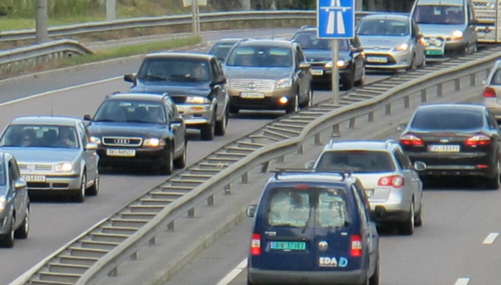 KØKULTUR: Dersom alle fulgte godt med i trafikken foran, holdt en kort, men sikker avstand til kjøretøyet foran og var rask til å sette i gang sin egen bil etter stopp i køen, kunne kapasiteten øke en del, mener trafikkforsker. Foto: Geir Svardal KØKULTUR: Dersom alle fulgte godt med i trafikken foran, holdt en kort, men sikker avstand til kjøretøyet foran og var rask til å sette i gang sin egen bil etter stopp i køen, kunne kapasiteten øke en del, mener trafikkforsker. Foto: Geir Svardal