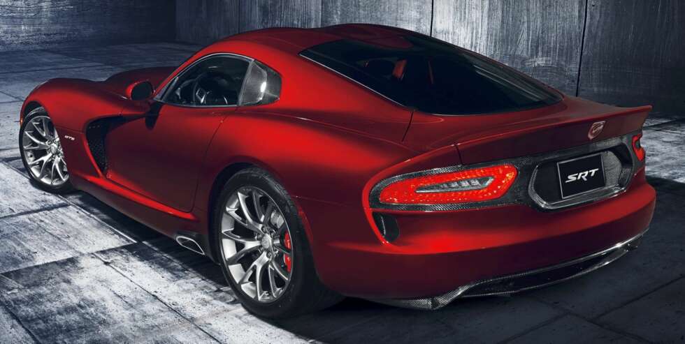 SRT: Viperen drives av en oppgradert versjon av V10-aluminiumsmotoren på 8,4 liter, som gir 650 hester og 868 Nm dreiemoment SRT: Viperen drives av en oppgradert versjon av V10-aluminiumsmotoren på 8,4 liter, som gir 650 hester og 868 Nm dreiemoment
