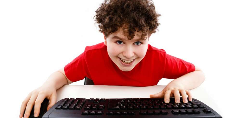 BARN OG PC: Barn kan ha mye glede av å bruke PC-en din. Det krever bare litt tilrettelegging. BARN OG PC: Barn kan ha mye glede av å bruke PC-en din. Det krever bare litt tilrettelegging.