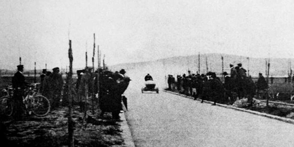 Det hørtes ut som lyden av fuglevinger, sa tilskuerne som så rekordløpet til Camille Jenatzys elbil i april 1899. ¿ Det var som om jeg svevde, fortalte han selv etterpå. Det hørtes ut som lyden av fuglevinger, sa tilskuerne som så rekordløpet til Camille Jenatzys elbil i april 1899. ¿ Det var som om jeg svevde, fortalte han selv etterpå.