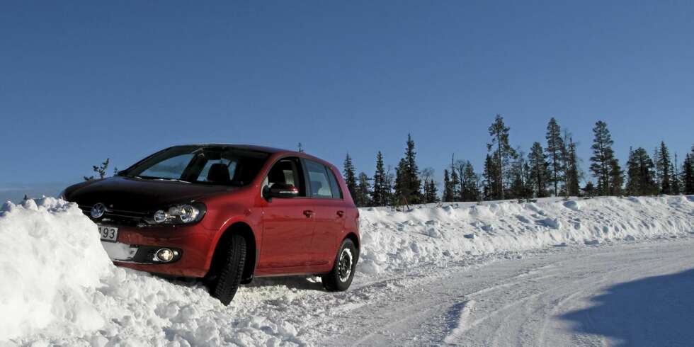 TESTMANGFOLD: En god vinterdekktest omfatter en rekke deltester. Blant dem er egenskaper på asfalt, på is og på snø. Her har det gått galt under testing av gripeevne i sving på snø. TESTMANGFOLD: En god vinterdekktest omfatter en rekke deltester. Blant dem er egenskaper på asfalt, på is og på snø. Her har det gått galt under testing av gripeevne i sving på snø.