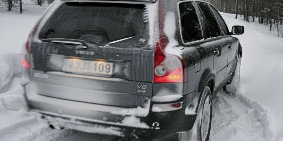 VINTERDEKK: Kjører du SUV og er i tvil om hva slags dekk du skal gå for, så velg piggdekk, mener ekspert på vinterdekk. VINTERDEKK: Kjører du SUV og er i tvil om hva slags dekk du skal gå for, så velg piggdekk, mener ekspert på vinterdekk.