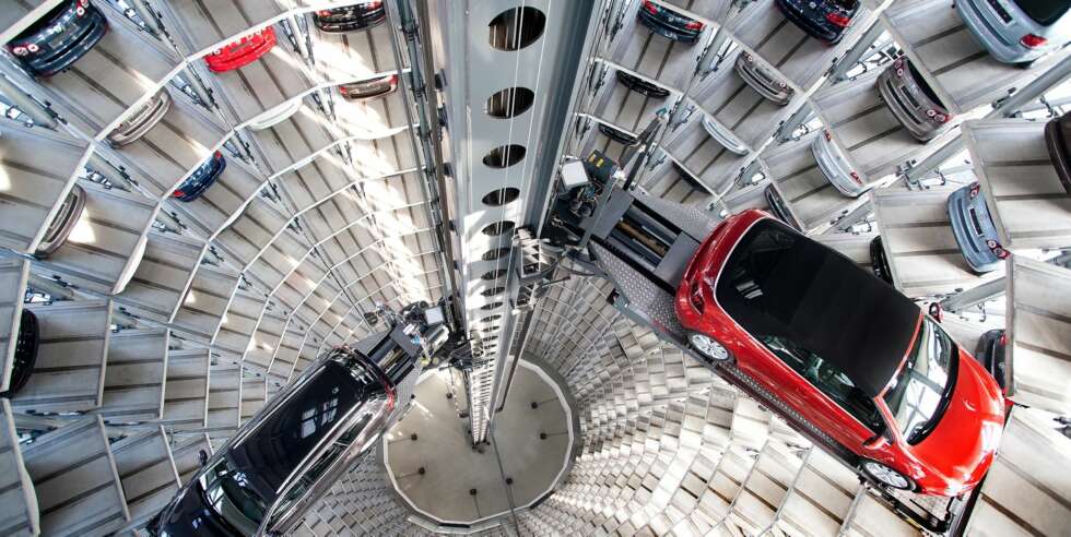 BILBYEN: Autostadt i Wolfsburg er blant Europas aller største og mest imponerende museer. Bildet er av fra AutoTürme (biltårnet). Foto: Lars Landemann BILBYEN: Autostadt i Wolfsburg er blant Europas aller største og mest imponerende museer. Bildet er av fra AutoTürme (biltårnet). Foto: Lars Landemann