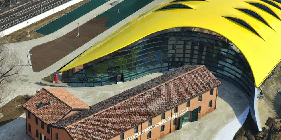 ENZO FERRARI: Arkitekturen er alene en grunn til å besøke Museo Casa Enzo Ferrari i Modena, byen som må regnes som Mekka for tilbedere av italienske sportsbiler. Foto: Foto Studio 129 ENZO FERRARI: Arkitekturen er alene en grunn til å besøke Museo Casa Enzo Ferrari i Modena, byen som må regnes som Mekka for tilbedere av italienske sportsbiler. Foto: Foto Studio 129