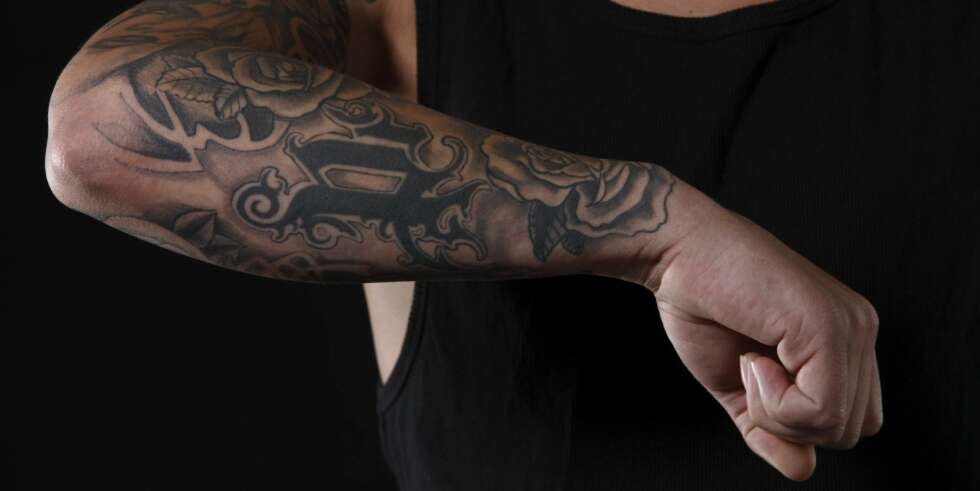 - Dette var den første tatoveringen jeg tok etter at jeg ga ut den første soloskiva i 2005. Det er logoen til plateselskapet Pass It Records, og det blir jo da «Pi» samtidig som det er en P der. Pass It eksisterer ikke lenger, men vi var en gjeng som holdt på på begynnelsen av 2000-tallet, og flere av oss har tatovert denne logoen i litt forskjellige varianter. - Dette var den første tatoveringen jeg tok etter at jeg ga ut den første soloskiva i 2005. Det er logoen til plateselskapet Pass It Records, og det blir jo da «Pi» samtidig som det er en P der. Pass It eksisterer ikke lenger, men vi var en gjeng som holdt på på begynnelsen av 2000-tallet, og flere av oss har tatovert denne logoen i litt forskjellige varianter.
