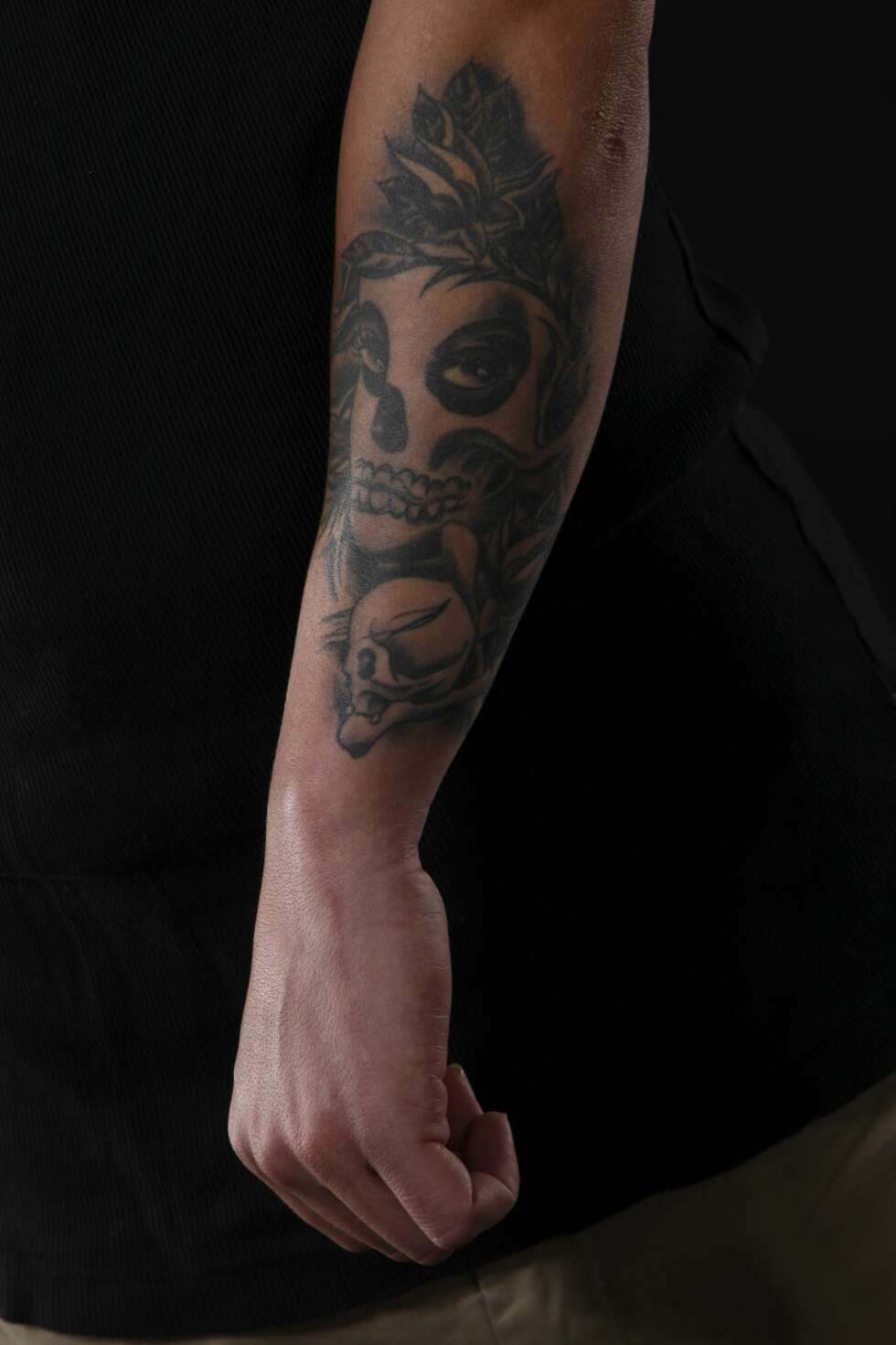 - Jeg liker motiver av latinodamer. Jeg vet ikke helt hva den opprinnelige meningen bak slike motiver er, men for meg viser det at damer er fine, men farlige. Akkurat som roser er vakre, men stikker. Denne ble tatt av en kompis av meg fra Lillehammer som heter Terje. Han startet Lillehammer Tattoo, og nå driver han Trondheim Tattoo. - Jeg liker motiver av latinodamer. Jeg vet ikke helt hva den opprinnelige meningen bak slike motiver er, men for meg viser det at damer er fine, men farlige. Akkurat som roser er vakre, men stikker. Denne ble tatt av en kompis av meg fra Lillehammer som heter Terje. Han startet Lillehammer Tattoo, og nå driver han Trondheim Tattoo.