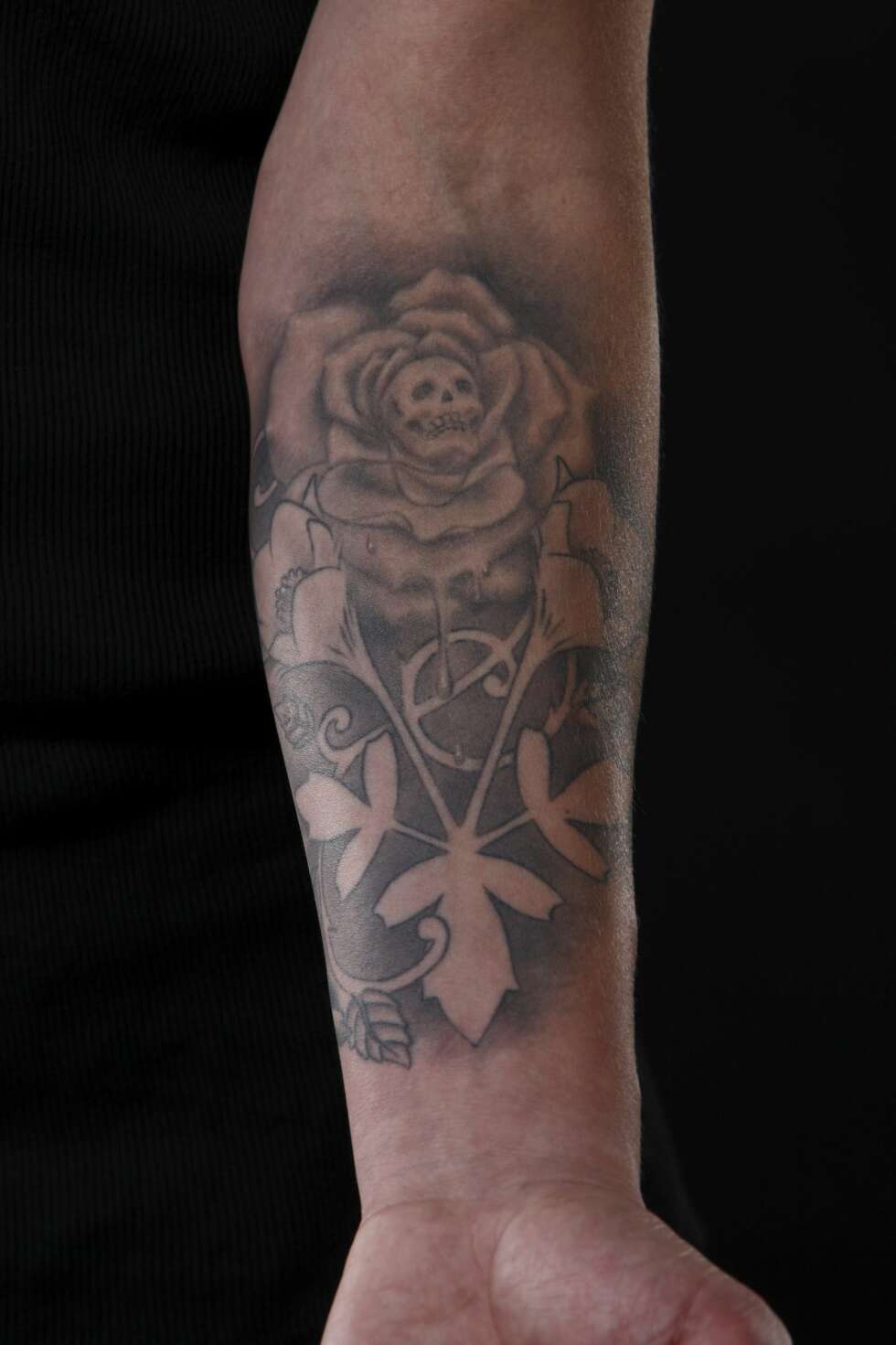- Denne er laget av ei dame som heter Kristine, som jeg gikk i klasse med på Lillehammer, og som nå jobber på Lillehammer Tattoo. Det er en tolkning av Opplands fylkeslogo, som også er logoen til Jaa9 & OnklP. Vi har bare fjernet skjoldet rundt. Planten i logoen er en Mogop.
Selv om barndomsåra mine var i Asker, så hadde jeg ungdomstiden på Lillehammer. Derfor er Lillehammer det stedet som har formet meg mest. - Denne er laget av ei dame som heter Kristine, som jeg gikk i klasse med på Lillehammer, og som nå jobber på Lillehammer Tattoo. Det er en tolkning av Opplands fylkeslogo, som også er logoen til Jaa9 & OnklP. Vi har bare fjernet skjoldet rundt. Planten i logoen er en Mogop.
Selv om barndomsåra mine var i Asker, så hadde jeg ungdomstiden på Lillehammer. Derfor er Lillehammer det stedet som har formet meg mest.