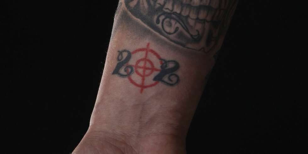 - 202. Vel, det betyr noe, men det er hemmelig. Det representerer Torshovbanden, som i bunn og grunn er en gjeng med psykopater fra Torshov. Mer er det vel ikke å si om det. - 202. Vel, det betyr noe, men det er hemmelig. Det representerer Torshovbanden, som i bunn og grunn er en gjeng med psykopater fra Torshov. Mer er det vel ikke å si om det.