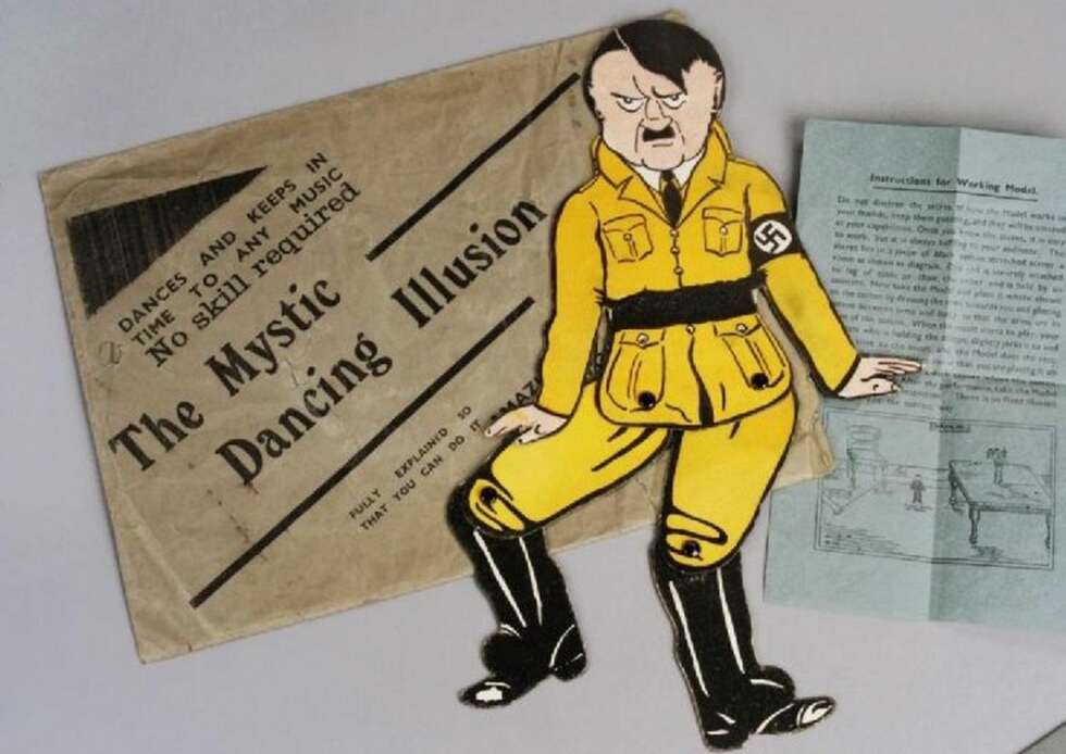 Her en avansert sprelle-Hitler som du kan få til å danse etter din pipe. Uansett hva slags musikk du velger, han danser. Bruksanvisningen er detaljert og inneholder en fin skisse av hvordan du fester dukken. Her en avansert sprelle-Hitler som du kan få til å danse etter din pipe. Uansett hva slags musikk du velger, han danser. Bruksanvisningen er detaljert og inneholder en fin skisse av hvordan du fester dukken.