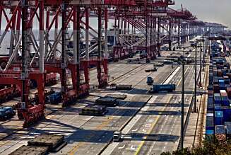 Den gedigne og topp moderne havnen utenfor Singapore er bygd på 40 øyer. Traileren midt i bildet gir en god pekepinn på området og kranenes dimensjoner. Den gedigne og topp moderne havnen utenfor Singapore er bygd på 40 øyer. Traileren midt i bildet gir en god pekepinn på området og kranenes dimensjoner.