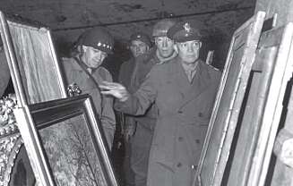 Etter krigen startet letingen etter stjålet nazikunst. Her inspiserer Dwight D. Eisenhower malerier funnet i en tysk saltgruve i 1945. Etter krigen startet letingen etter stjålet nazikunst. Her inspiserer Dwight D. Eisenhower malerier funnet i en tysk saltgruve i 1945.
