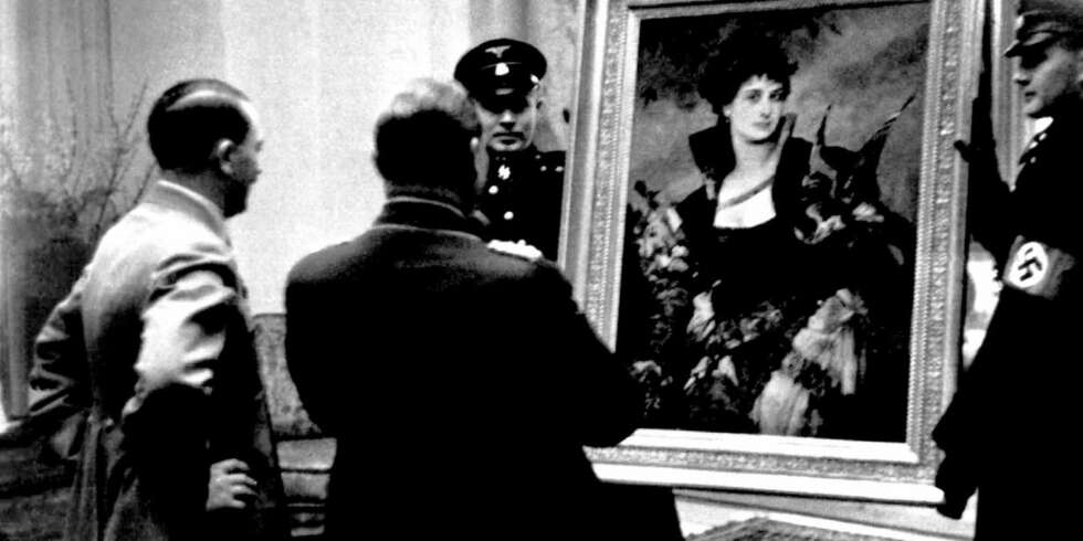 Adolf Hitler malte selv, var opptatt av kunst og sørget for at Nazi-Tyskland stjal uvurderlige kunstskatter. Adolf Hitler malte selv, var opptatt av kunst og sørget for at Nazi-Tyskland stjal uvurderlige kunstskatter.
