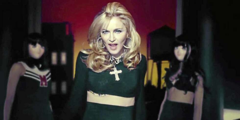 NY MUSIKKVIDEO: Sjekk ut Madonna sin nye musikkvideo "Give Me All Your Luvin'". NY MUSIKKVIDEO: Sjekk ut Madonna sin nye musikkvideo "Give Me All Your Luvin'".
