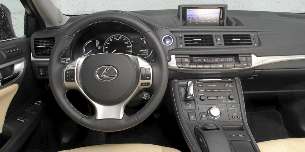 LUKSUS: Hybridmodellen Lexus CT200h bringer storbilluksus inn i kompaktklassen. LUKSUS: Hybridmodellen Lexus CT200h bringer storbilluksus inn i kompaktklassen.