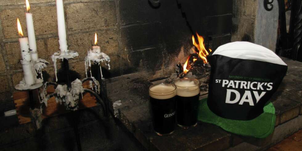 To rubinrøde og en hatt. Det er duket for St. Patrick's Day. To rubinrøde og en hatt. Det er duket for St. Patrick's Day.