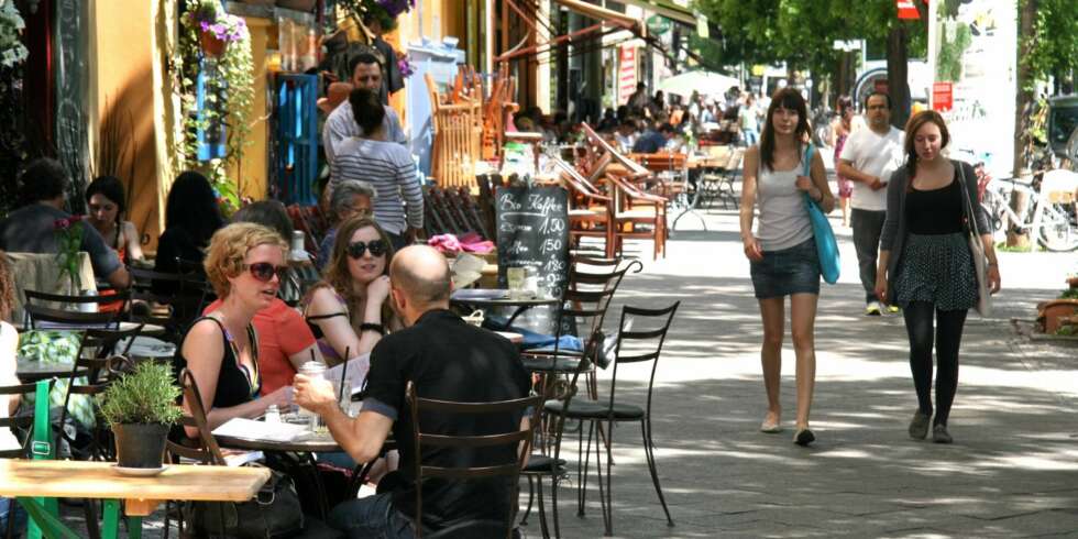 FARGERIKT: Bergmannstrasse i bydelen Kreuzberg er vel verdt et besøk. Et perfekt sted å prise våren på utekafé! FARGERIKT: Bergmannstrasse i bydelen Kreuzberg er vel verdt et besøk. Et perfekt sted å prise våren på utekafé!