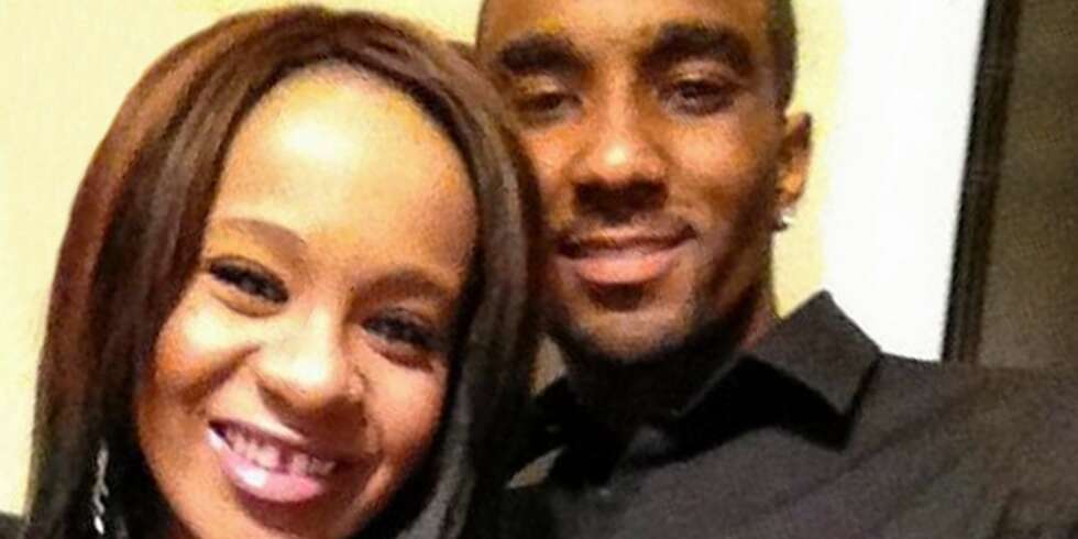 FOSTERKJÆRESTER: Whitneys datter ser ut til å ha funnet lykken med sin fosterbror, Nick Gordon. Han skal allerede ha fridd til Bobbi Kristina, og forleden la de ut dette bildet på Twitter. FOSTERKJÆRESTER: Whitneys datter ser ut til å ha funnet lykken med sin fosterbror, Nick Gordon. Han skal allerede ha fridd til Bobbi Kristina, og forleden la de ut dette bildet på Twitter.