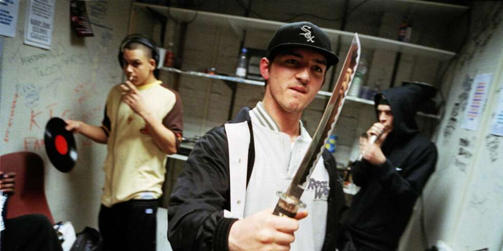 I lokalet til denne piratsenderen i London treffes hiphopens oppvoksende generasjon. En rapper inn i en mikrofon, en annne fekter med en dolk. I lokalet til denne piratsenderen i London treffes hiphopens oppvoksende generasjon. En rapper inn i en mikrofon, en annne fekter med en dolk.
