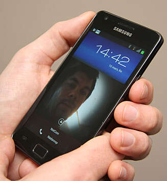 FACE UNLOCK: En av de nye funksjonene i Android 4.0 er Face Unlock, som lar deg bruke ansiktsgjenkjenning til å låse opp telefonen. FACE UNLOCK: En av de nye funksjonene i Android 4.0 er Face Unlock, som lar deg bruke ansiktsgjenkjenning til å låse opp telefonen.