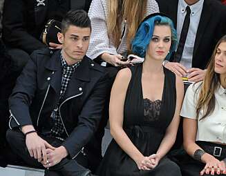 MOTEVENN: Katy Perry og den franske designeren Karl Lagerfelds muse, Baptiste Giabiconi, var sammen i Paris tidligere denne måneden. De to fant tonen både på motevisninger og ute i Paris' natteliv. MOTEVENN: Katy Perry og den franske designeren Karl Lagerfelds muse, Baptiste Giabiconi, var sammen i Paris tidligere denne måneden. De to fant tonen både på motevisninger og ute i Paris' natteliv.