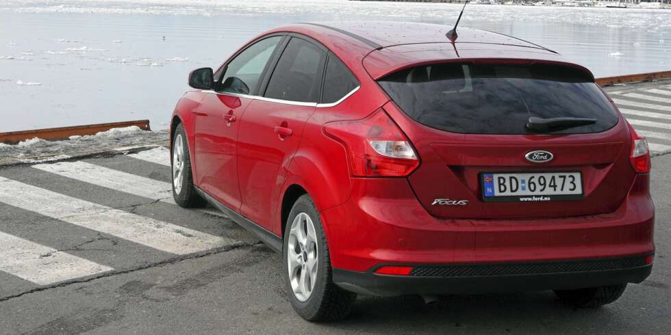 AVGIFTENE AVGJØR: Ford Focus koster 230.000 kroner i Norge, men 138.000 norske kroner i Sverige. AVGIFTENE AVGJØR: Ford Focus koster 230.000 kroner i Norge, men 138.000 norske kroner i Sverige.