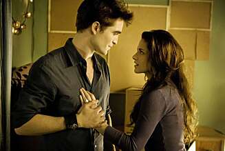 KJÆRLIGHET: Forholdet mellom Edward (Robert Pattinson) og Bella (Kristen Stewart) har gått inn i en moden fase i den nest siste «The Twilight»-filmen. KJÆRLIGHET: Forholdet mellom Edward (Robert Pattinson) og Bella (Kristen Stewart) har gått inn i en moden fase i den nest siste «The Twilight»-filmen.