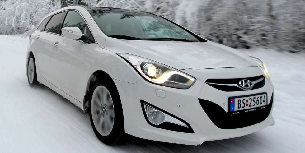BAKSETE: Oppvarmet ratt og varme i baksetet er standard i Hyundai i40. Foto: Terje Bjørnsen BAKSETE: Oppvarmet ratt og varme i baksetet er standard i Hyundai i40. Foto: Terje Bjørnsen