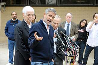 ÅPEN MIKROFON: George Clooney holdt en improvisert pressekonferanse utenfor arresten, hvor han fikk fortalt om de sudanske myndighetens overgrep mot befolkningen i Sør-Sudan. ÅPEN MIKROFON: George Clooney holdt en improvisert pressekonferanse utenfor arresten, hvor han fikk fortalt om de sudanske myndighetens overgrep mot befolkningen i Sør-Sudan.
