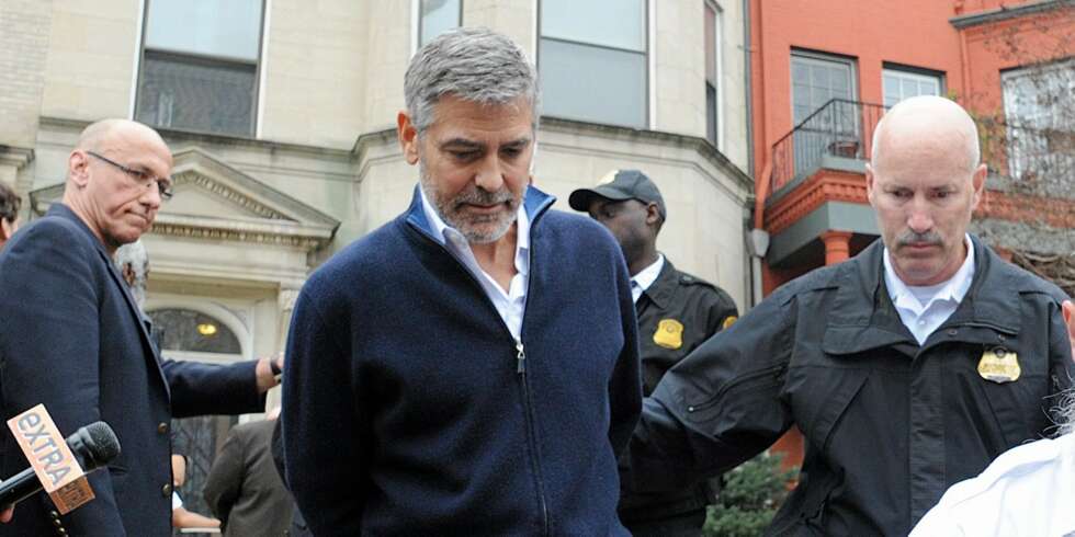 POLITISK AKTIV: George Clooney ble ført bort av politiet da han forleden demonstrerte utenfor den sudanske ambassaden i Washington. POLITISK AKTIV: George Clooney ble ført bort av politiet da han forleden demonstrerte utenfor den sudanske ambassaden i Washington.