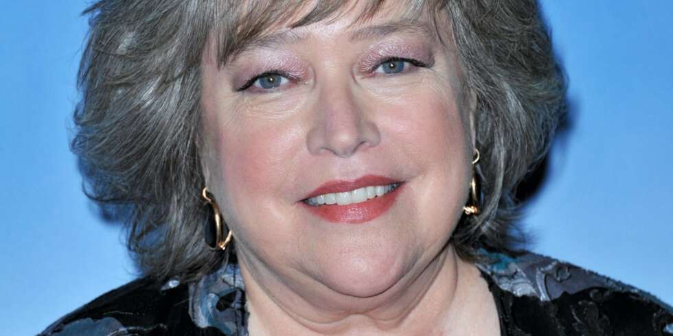 OKEYYYYYYY?: Kathy Bates - en av Hollywoods grand old ladies - skal gestalte spøkelset til Charlie Harper i Two And A Half Men. OKEYYYYYYY?: Kathy Bates - en av Hollywoods grand old ladies - skal gestalte spøkelset til Charlie Harper i Two And A Half Men.