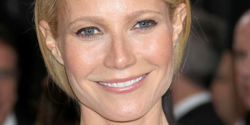 SNAKKER MED FAREN: Gwyneth Paltrow forteller at hun fortsatt kommuniserer med faren - ti år etter at han døde. SNAKKER MED FAREN: Gwyneth Paltrow forteller at hun fortsatt kommuniserer med faren - ti år etter at han døde.
