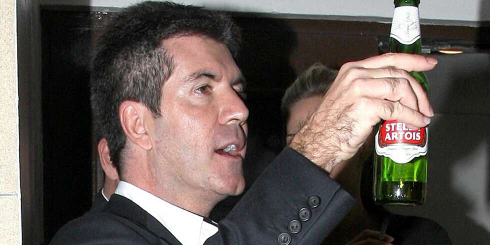 SKÅL: Simon Cowell skåler for singeltilværelsen, og er lettet over at katta er ute av sekken. SKÅL: Simon Cowell skåler for singeltilværelsen, og er lettet over at katta er ute av sekken.