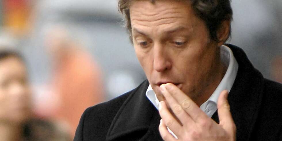 MØKK LEI: Hugh Grant er blitt offer for hundebæsj-terror etter at han vitnet mot den nå nedlagte tabloidavisen News Of The World. MØKK LEI: Hugh Grant er blitt offer for hundebæsj-terror etter at han vitnet mot den nå nedlagte tabloidavisen News Of The World.