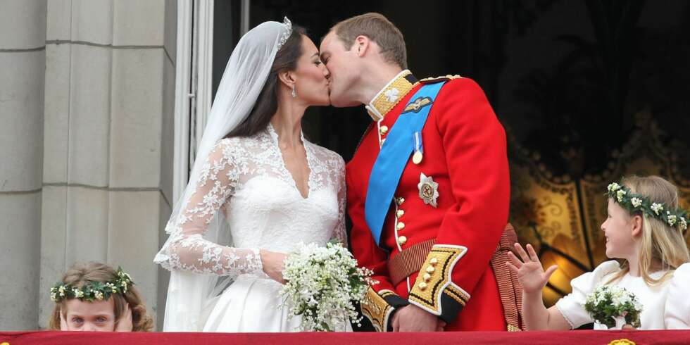 HISTORISK ØYEBLIKK: Kate Middleton slapp å vente lenger. Prins William og Kate Midddleton giftet seg 29. april i fjor, og balkong-kyssene vaar kronen på verket. HISTORISK ØYEBLIKK: Kate Middleton slapp å vente lenger. Prins William og Kate Midddleton giftet seg 29. april i fjor, og balkong-kyssene vaar kronen på verket.