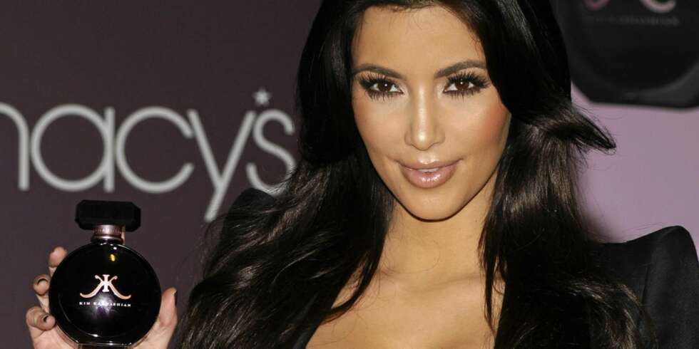 UNDER ANGREP: Kim Kardashian skulle bare lansere sin parfymekolleksjon da hun ble overfalt av en rabiat dame med bakepulver. UNDER ANGREP: Kim Kardashian skulle bare lansere sin parfymekolleksjon da hun ble overfalt av en rabiat dame med bakepulver.