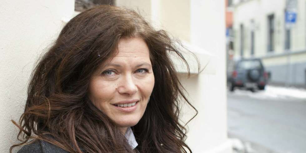 Under innspillingsperioden av «Beretninger om begynnelser» klarte ikke Connie Barr å slippe jobben, selv om hun var hjemme med sin egen familie. Under innspillingsperioden av «Beretninger om begynnelser» klarte ikke Connie Barr å slippe jobben, selv om hun var hjemme med sin egen familie.